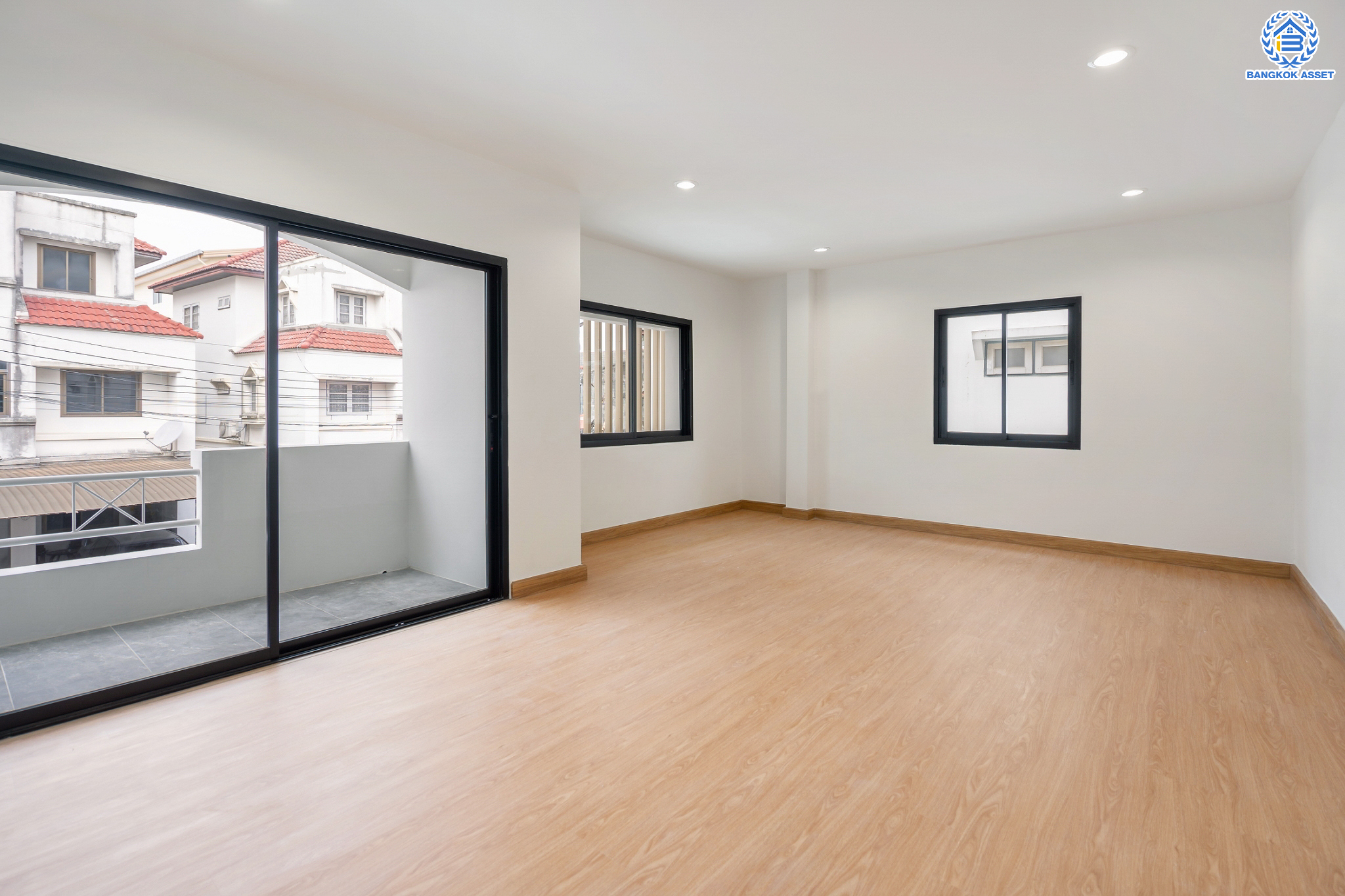 บ้านมือสองตกแต่งใหม่ ม.บ้านสวน5 กลางเมือง พิบูลย์สงคราม บ้านแฝด 3 ชั้น พร้อมอยู่ เนื้อที่ 32.9 ตร.ว. ฟังก์ชัน 4 ห้องนอน 3 ห้องน้ำ จอดรถได้ 2 คัน บนสุดยอดทำเล! เชื่อมถนนพิบูลย์สงคราม, วงศ์สว่าง, นครอินทร์ และติวานนท์ ใกล้จุดขึ้นทางด่วนศรีรัช-วงแหวนรอบนอก และรถไฟฟ้า "สถานีแยกติวานนท์"